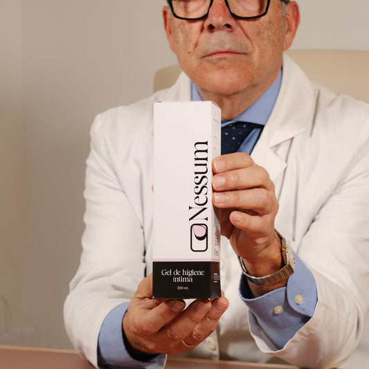 Dr. Francisco Sellers, ginecólogo, con el gel de higiene íntima Nessum