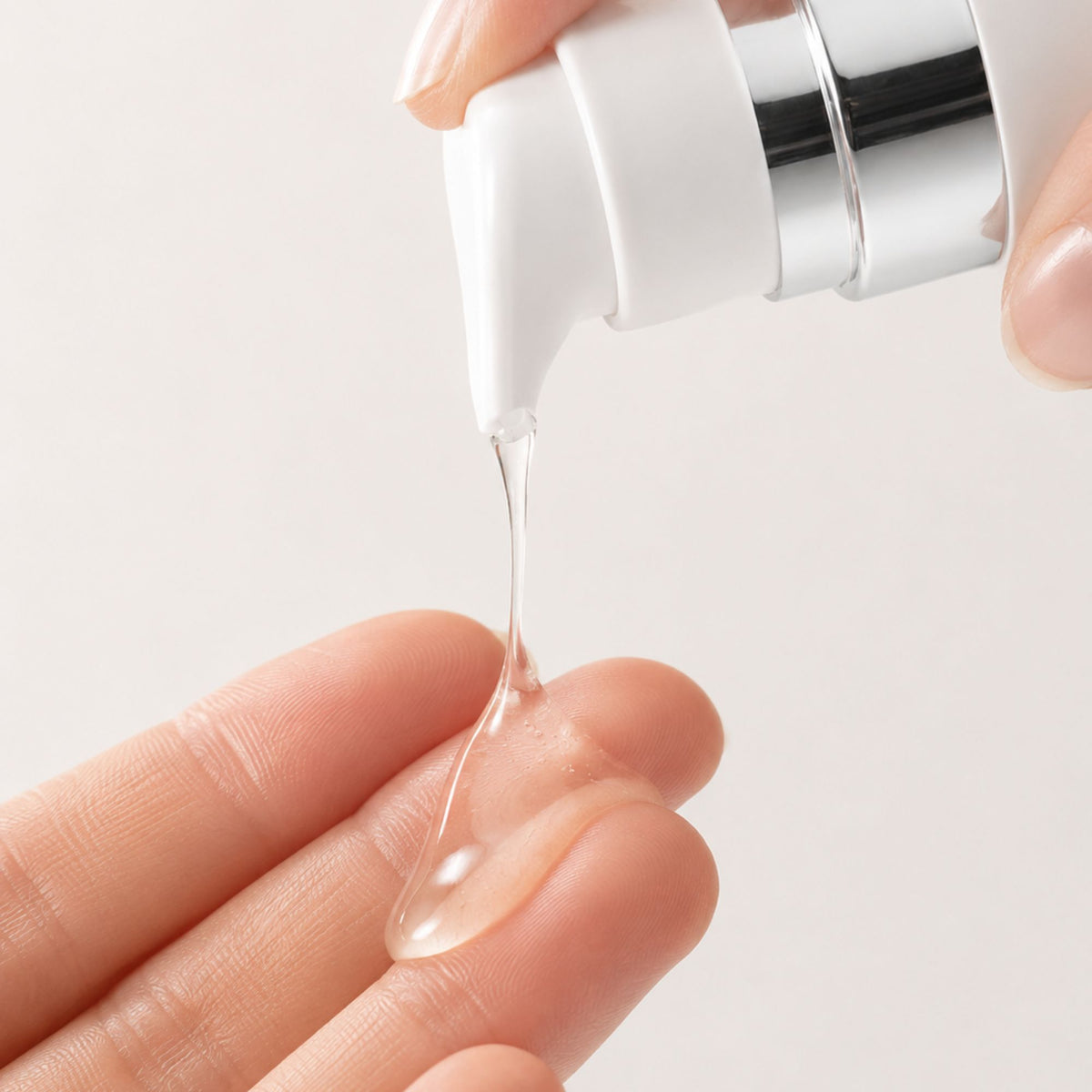 Textura del lubricante íntimo Nessum aplicada sobre la mano
