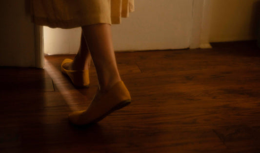 Mujer levantándose por la noche para ir al baño
