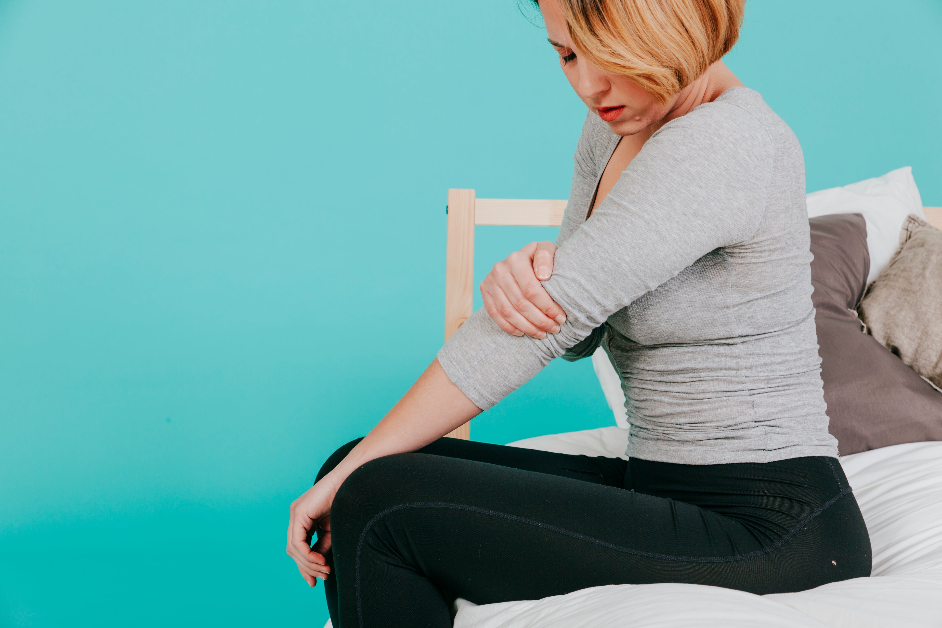 Mujer con dolor articular en el codo durante la menopausia