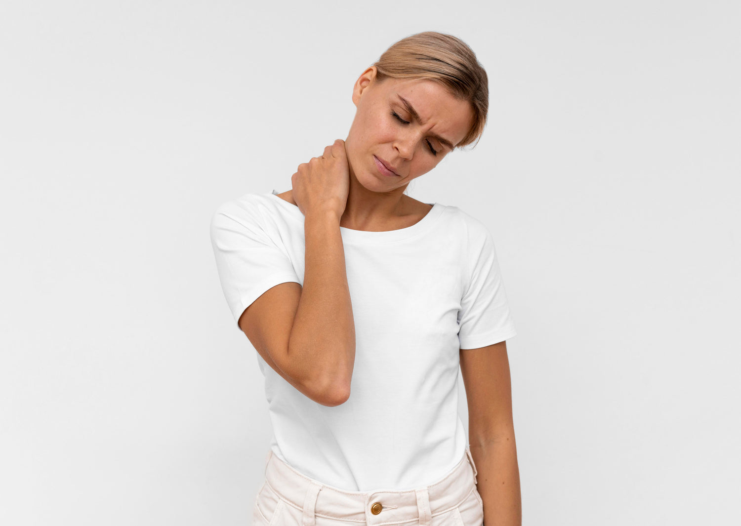 Mujer con dolor de cuello por alteraciones osteomusculares en la menopausia