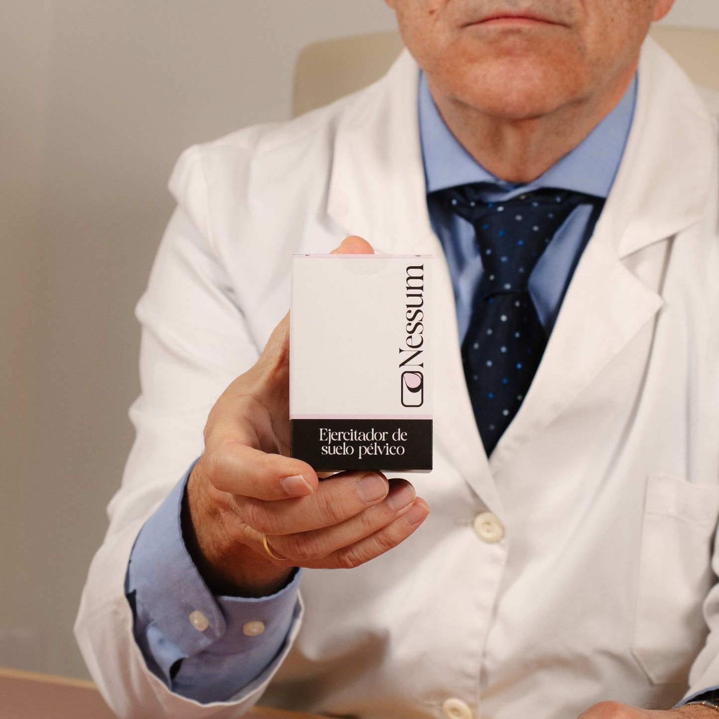 Dr. Francisco Sellers, ginecólogo, con el packaging del ejercitador de suelo pélvico Nessum