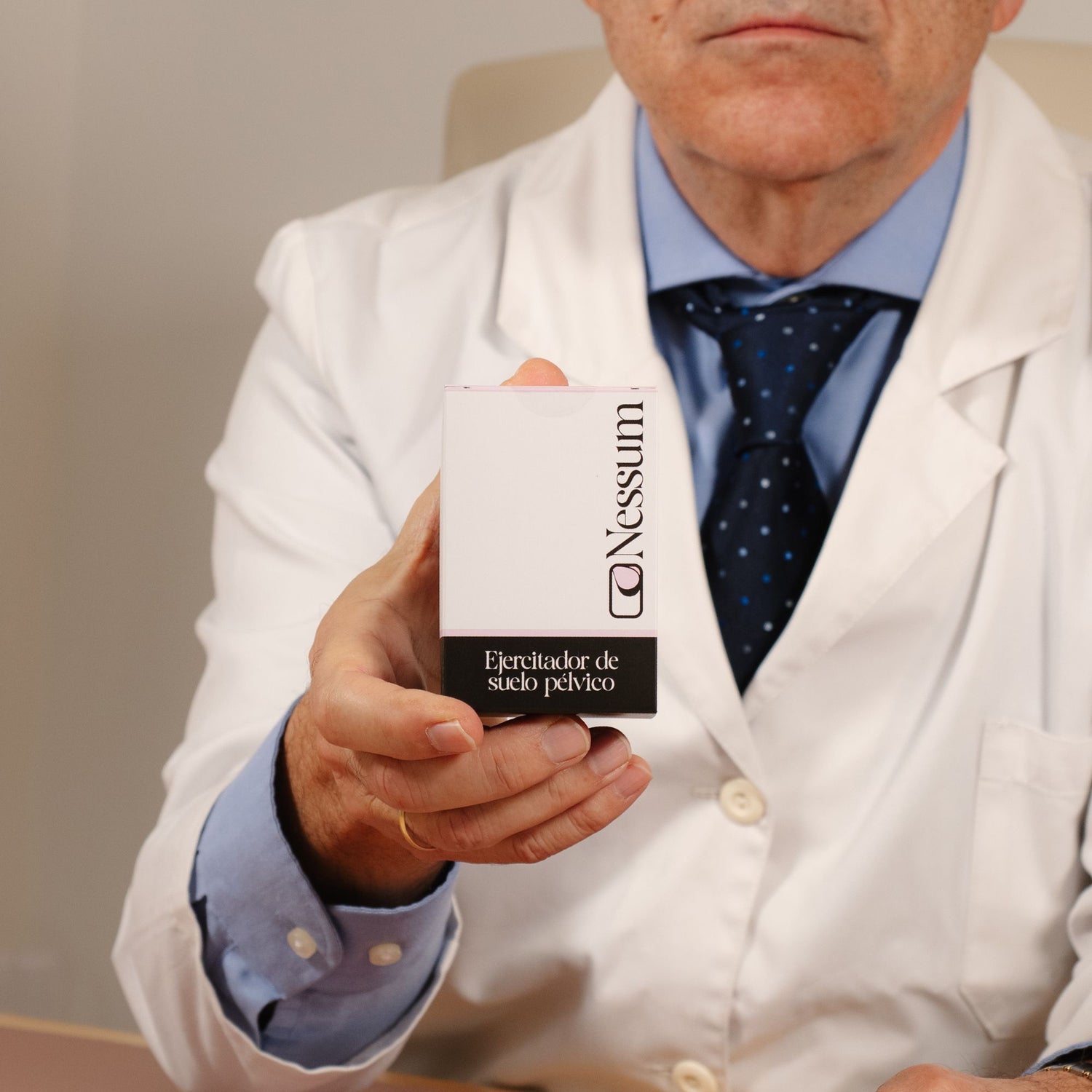 Dr. Francisco Sellers, ginecólogo, con el packaging del ejercitador de suelo pélvico Nessum