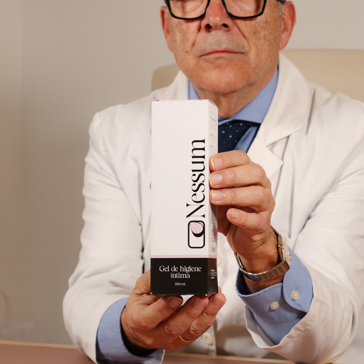 Dr. Francisco Sellers, ginecólogo, con el gel de higiene íntima Nessum