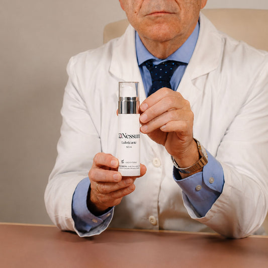 Dr. Francisco Sellers, ginecólogo, con el lubricante íntimo Nessum