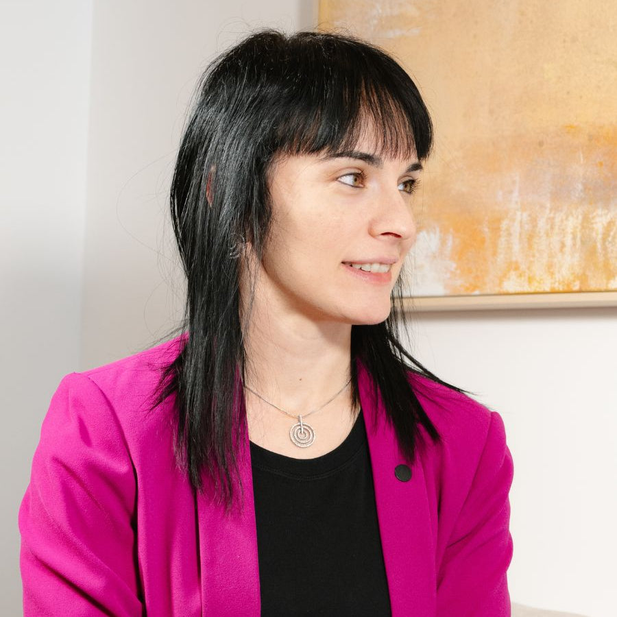 Dra. Sonia Albero Amorós con su libro sobre menopausia, colaboradora médica de Nessum