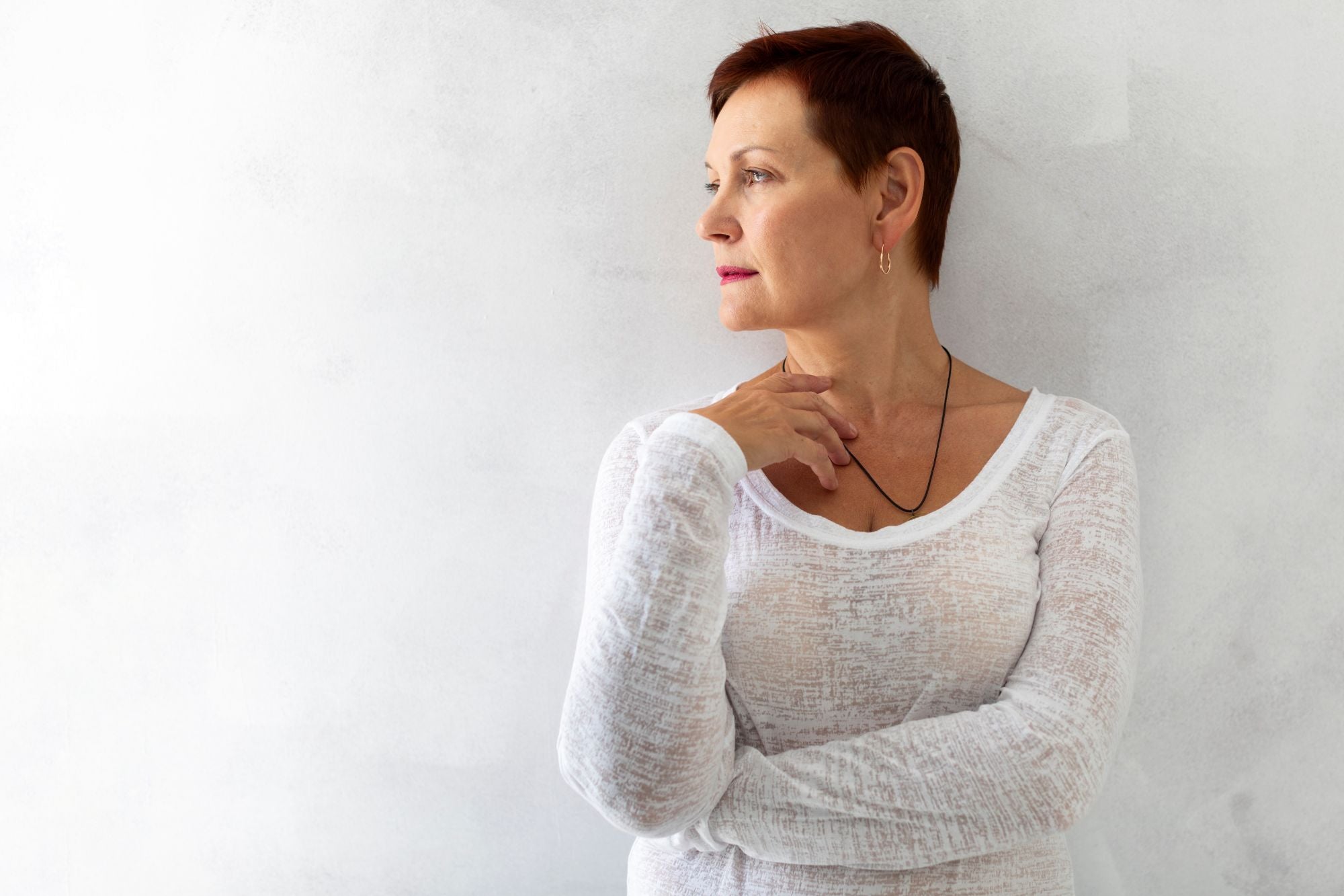 Mujer gestionando cambios emocionales durante la menopausia